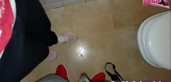 Sex auf öffentlicher Toilette mit Gesichtsbesamung bei deutscher skinny milf
